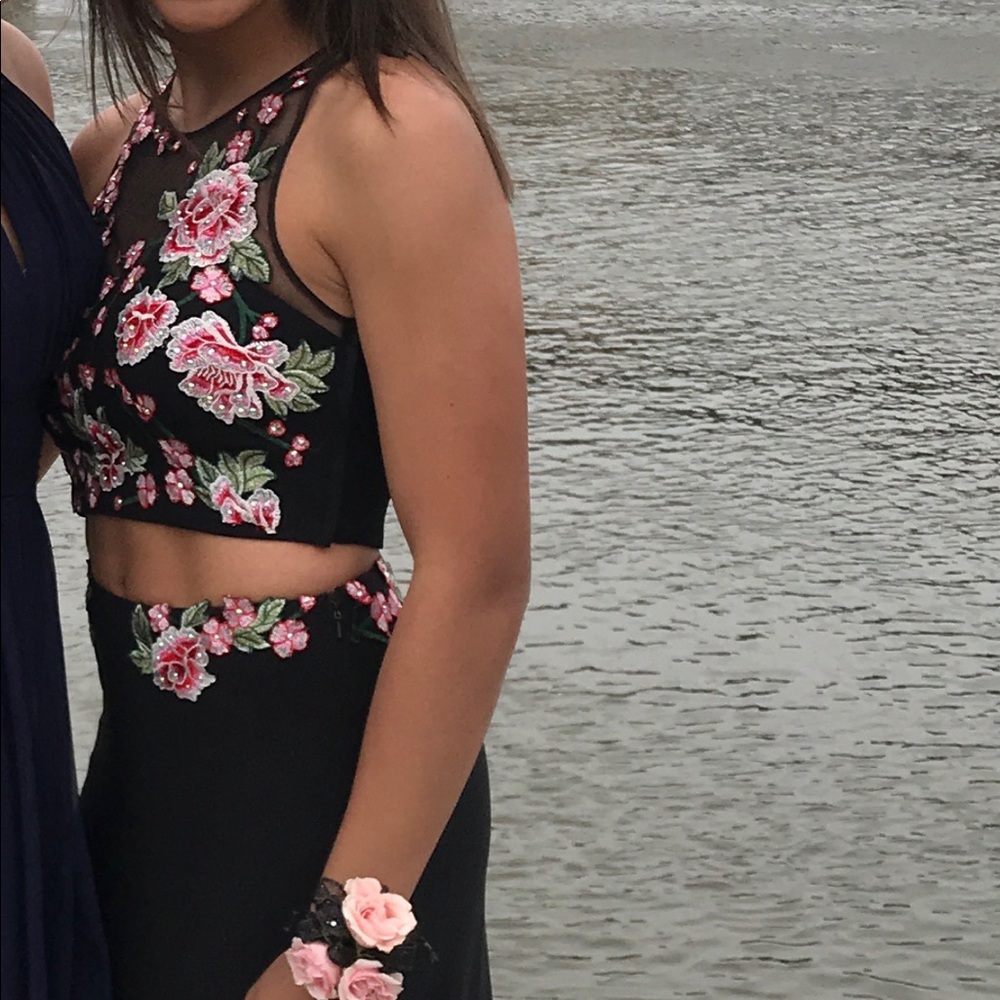 PROM DRESS - Picture 2 of 3